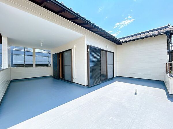 リフォーム済/バルコニー　防水塗装を施しました。南に面したバルコニーで、洗濯物もよく乾き布団も干しやすい空間です。