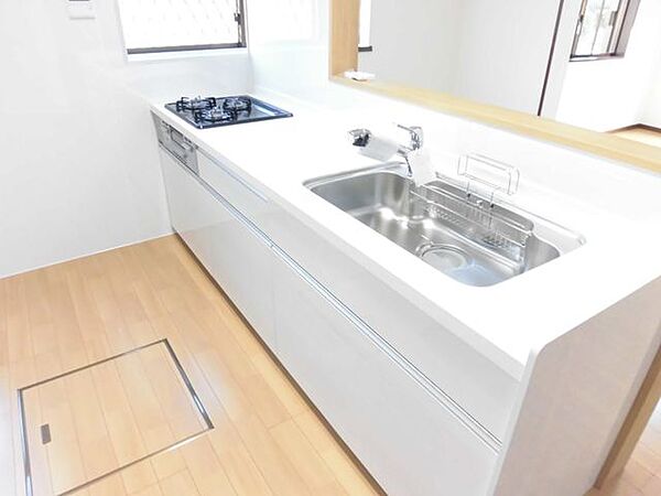 【同仕様写真】キッチンは多機能でワイドな幅2550mmのLIXIL製システムキッチンに新品交換します。ワークトップはステンレス製なので、さびにくくお手入れも簡単です。