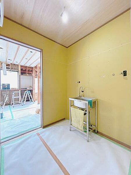 リフォーム中/洗面室　洗面台は新品交換予定です。独立洗面台は収納があり、脱衣スペースにもゆとりのある使いやすい空間です。