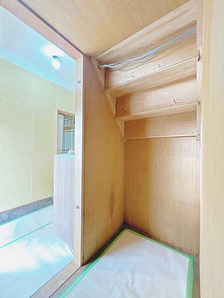 リフォーム中/玄関収納　掃除用具など外で使う備品をしまっておくことができ、玄関まわりがすっきりします。
