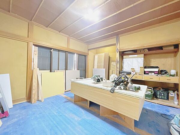 リフォーム中/1階西側和室/8帖　畳表替え、壁天井クロス張替、建具交換予定です。温かみのある天井と障子の和室で、居間や寝室など多目的に活かせます。