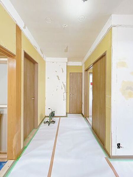 リフォーム中/1階廊下　フローリング重張、壁天井クロス張替を行う予定です。