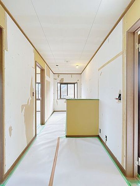 リフォーム中/2階廊下　フローリング重張、壁天井クロス張替を行う予定です。