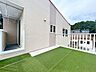 室内：リフォーム済/2階ベランダ　ベランダは東面に面しています。