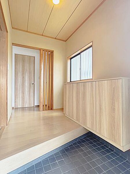 リフォーム済／玄関／天井・壁の塗装、床材重ね張り、照明交換を行いました。シューズボックスも新品交換しています。
