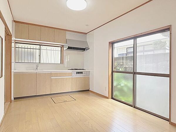 リフォーム済/ダイニング/7.5帖　天井・壁のクロス張替、床フローリングの重ね張り、照明交換を行っております。