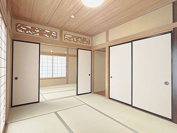 リフォーム済/1階東側和室/6帖　和室は畳の表替え、天井・壁の塗装を行い、照明交換も行っております。