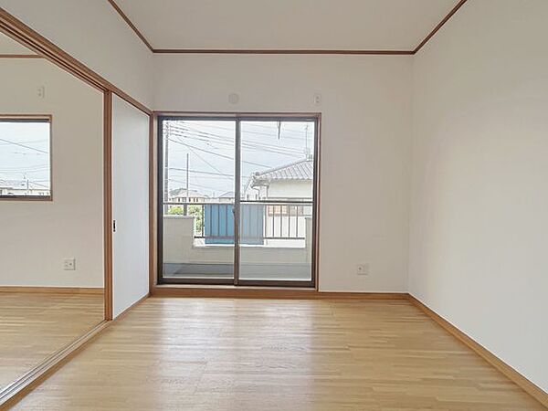 リフォーム済/2階中央洋室/4.5帖　天井・壁クロスの張替、床フローリングのクリーニング、照明交換を行っております。
