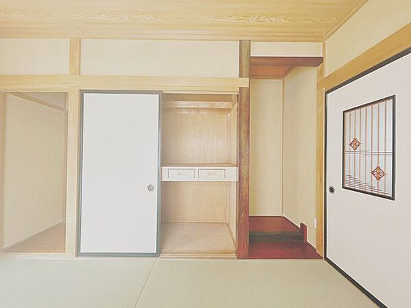 リフォーム済/1階6帖東側和室収納　1階東側和室には収納スペースがあります。