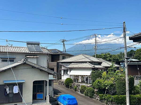 2階6帖洋室からの眺望です。晴れていれば富士山が見えます。