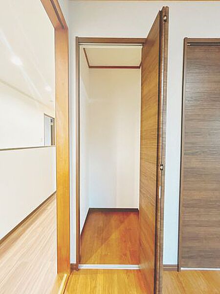 リフォーム済/収納/2階南東側洋室/8帖　壁天井クロス張替、建具交換を行いました。