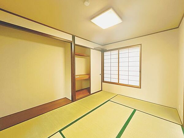 リフォーム済/1階南東側和室/6帖　畳表替、壁天井クロス張替を行いました。温かみのある天井と障子の和室で、居間や寝室など多目的に活かせます。