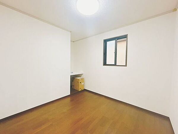 リフォーム済/2階納戸　洋服や季節家電・日用品のストックをまとめてしまっておけます。