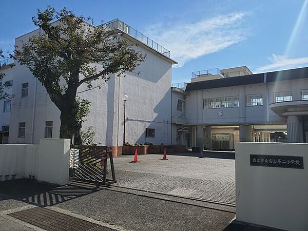 富士市立富士川第二小中一貫校松野学園まで870ｍ（徒歩11分）