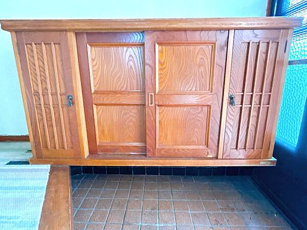 現況販売中/靴箱コンパクトな靴箱は、限られたスペースを有効活用しながら玄関をすっきりと保てるのが魅力です。必要な収納を確保しつつ圧迫感を抑え、玄関を広く見せてくれます。