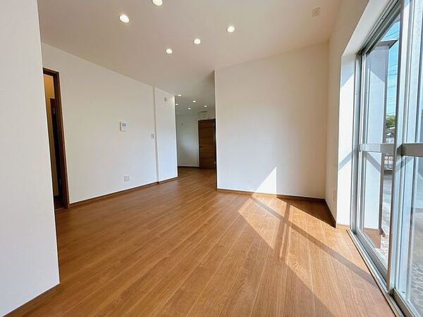 リフォーム済/リビング/16帖　ドア建具の交換、天井・壁のクロス張替、床フローリングの重ね張り、照明交換を行っております。