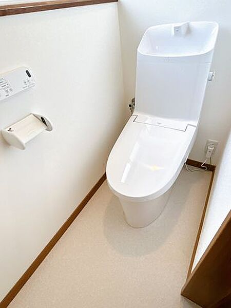 リフォーム済/1階　トイレを新品交換しました。暖房洗浄機能付き。壁紙張替え、床材張替え、照明交換を行いました。