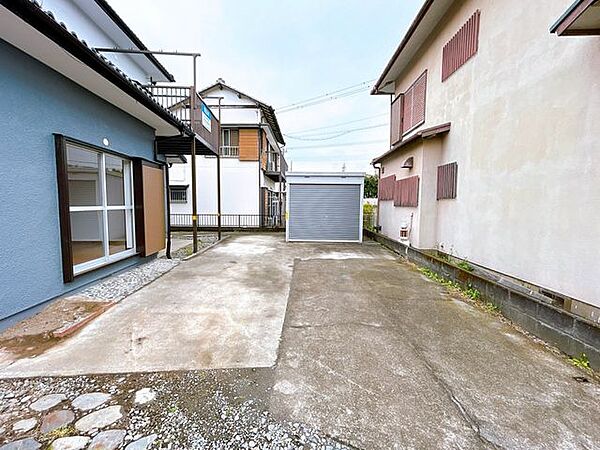 リフォーム済/駐車場　駐車は2台可能　南側には物置もあります。