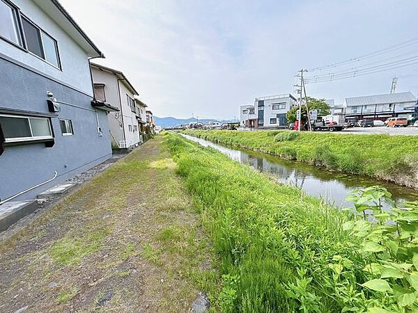 裏には小川が流れています