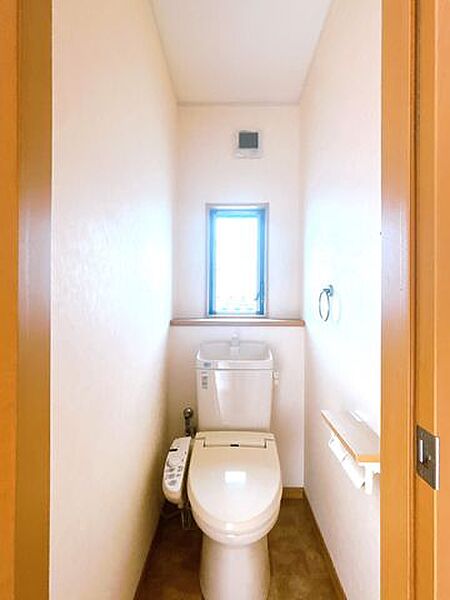 現況販売中/1階トイレトイレは1階と2階の2ヶ所に設置されています。トイレ2カ所で朝の支度もスムーズ、家族みんなが快適に使えます。ト/1階イレ