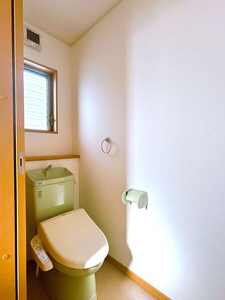 現況販売中/2階トイレ各階にトイレを完備。朝の混雑時や来客時にも便利な間取りです。