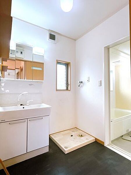 現況販売中/洗面脱衣所1坪サイズの洗面脱衣室はゆとりがあり、朝の身支度や着替えもスムーズに行えます。洗濯機を置いても圧迫感が少なく、収納家具の配置もしやすい便利な空間です。