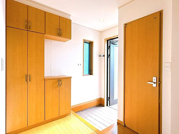 現況販売中/玄関ホール壁一面の収納を備えており、衣類や日用品、季節用品まですっきり整理できます。収納家具を置く必要が少なく、お部屋を広々と有効活用できるのも魅力です。