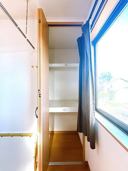 現況販売中/2階5.25帖洋室収納(1)収納内部に仕切りを設けた使い勝手の良い収納スペース。衣類や小物、季節用品などを用途別に整理しやすく、住空間をすっきり保てます。