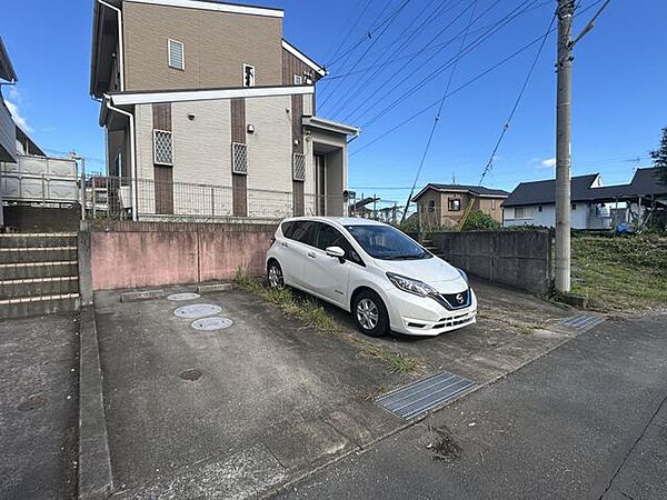 駐車場駐車場は並列駐車3台可能です。車の出し入れがしやすく、毎日の通勤やお買い物もスムーズです。ご夫婦でそれぞれお車をお持ちのご家庭にもおすすめ。ゆとりあるカーライフを実現できます。