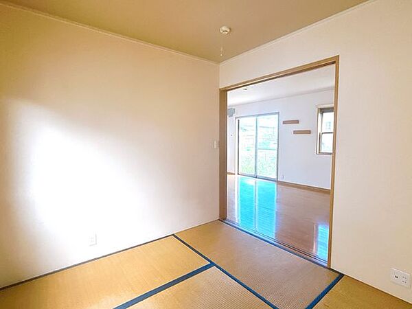 現況販売中/和室/4.5帖リビング横の和室は、ご家族のくつろぎスペースやお子様の遊び場として幅広く活用できます。来客時には客間としても使え、ライフスタイルに合わせて柔軟に利用できる便利な空間です。