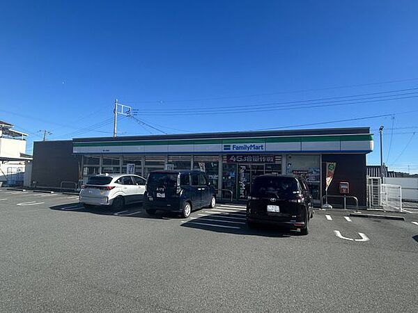 ファミリーマート富士今泉店まで約1.3Kｍ（車約3分） 1300m