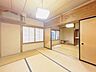 和室：1階北側和室/6帖　隣室と襖でつながる続き間、収納も備え客間や寝室に幅広く使えます。