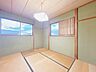 和室：2階南西側6帖/和室　前面等が無い角地にあるので、日当たり良好です。