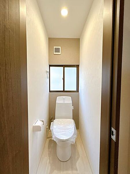 【リフォーム済】2階にもお手洗いがあるので、ご家族が多い方も安心です。トイレはジャニス工業製の温水洗浄機能付きに新品交換しました。