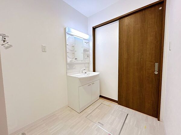 【リフォーム済】洗面化粧台はパナソニックAWE製の新品に交換しました。間口75cmの洗面ボウルは洗顔・洗髪はもちろん、つけ置き洗いにも使えます。左右に収納もついていて、すっきりと小物類をまとめられそ…