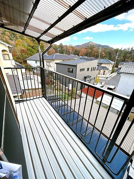 【リフォーム済/バルコニー】高台なので風もよく通り、太陽の光もよく当たります。クリーニングいたします。