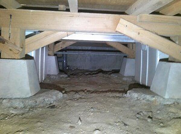 【床下】中古住宅の3大リスクである、雨漏り、主要構造部分の欠陥や腐食、給排水管の漏水や故障を2年間保証します。その前提で床下まで確認の上でリフォームし、シロアリの被害調査と防除工事もおこなっています。