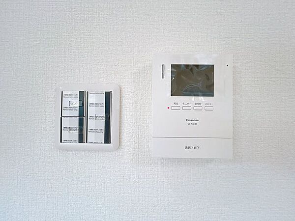 【リフォーム済】新しく設置するドアホンはカラーモニター付き。リビングに設置のモニターで玄関にいらしたお客様を確認してから応対できます。留守中の来客も記録できるので防犯面でも安心ですね。