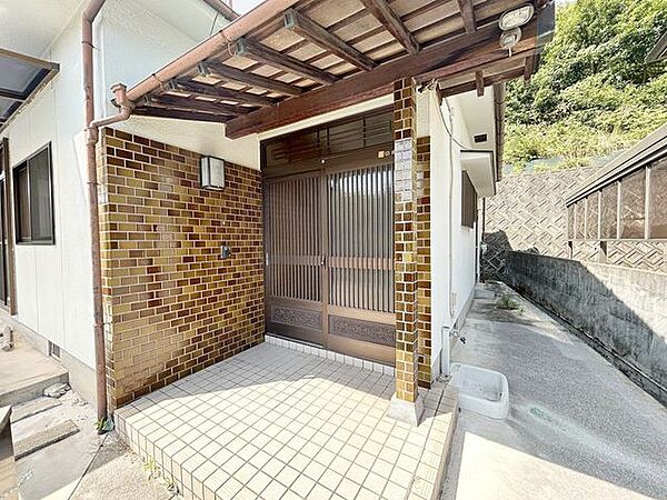【玄関】玄関はカギ交換を行います。玄関前もスペースたっぷりで傘の出し入れや荷物の持ち運びもスムーズで、天候に左右されません。