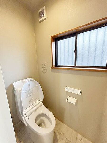 【トイレ同仕様写真/リフォーム済】トイレは温水洗浄便座トイレに新品交換予定しました。壁・天井はクロスを張り替えて、清潔感溢れる空間に仕上がりました。直接お肌に触れる部分なので新しいと嬉しいですね。
