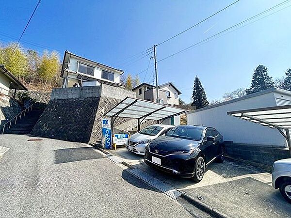 【駐車場】カーポートのある駐車場。雨の日も乗り降りが安心ですね。