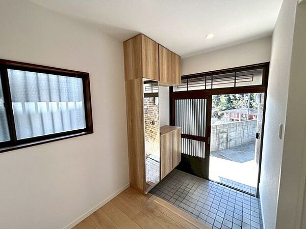 【玄関内部/リフォーム済】壁・天井はクロスを張り替え、照明はLEDを新設しました。お客様が最初に目にする所だからこそ、細かい所にも気を使ってリフォームしていきます。