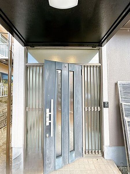 【玄関外部】玄関ドアはクリーニングを施し、防犯も気にして鍵は新しく交換してのお引渡しとなります。明り取りの窓がたくさんのドアなので、暗くなりがちな玄関がパッと明るくなりそうですね。