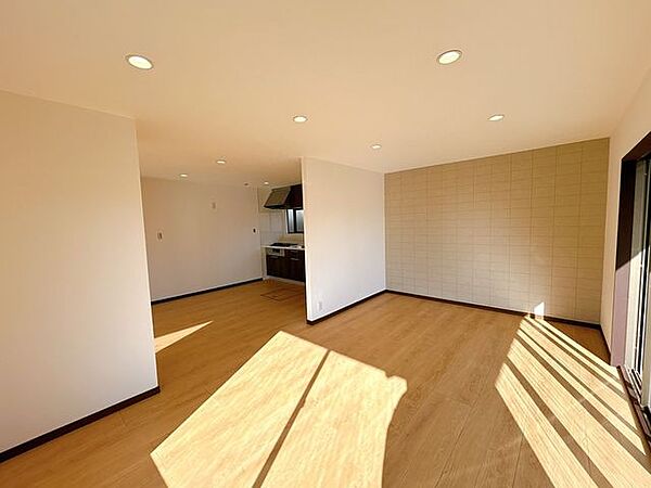【リビング】壁や扉で区切られて、閉鎖的な印象のリビングは、隣接する和室と一体の約19.5帖の広さに拡張しました。壁・天井はクロス張替、フローリング重ね張り、照明はLED照明に交換しました。