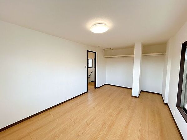 【2階6帖洋室】2階6帖の洋室です。クロス・フローリングの張替、照明、建具の交換を行い、洋室に間取り変更しました。大きなバルコニーにもあり、お洗濯物もできます。主寝室にいかがでしょうか。