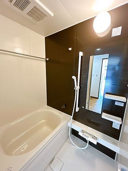 【浴室】浴室はハウステック製の新品のユニットバスに交換しました。床は乾きやすく、お手入れがしやすいのもうれしいポイントですね。