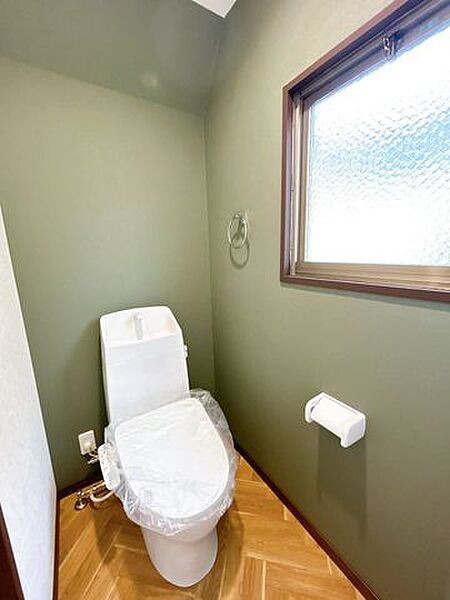 【トイレ】トイレはジャニス工業製の温水洗浄機能付きに新品交換しました。表面は凹凸がないため汚れが付きにくく、継ぎ目のない形状でお手入れが簡単です。節水機能付きなのでお財布にも優しいですね。