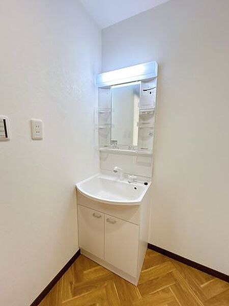 【洗面化粧台】洗面化粧台はパナソニックAWE製の新品に交換しました。三面鏡の後ろは収納になっているので、化粧品や小物もすっきりまとめられそうです。