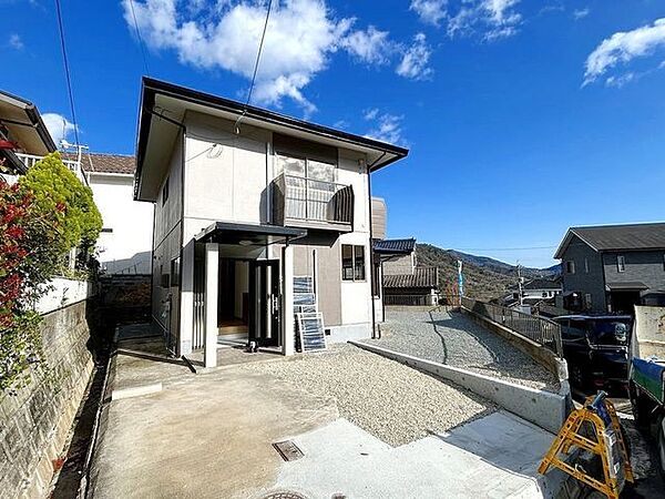 【外観】外壁、屋根の塗装を施し見た目も一新しました。塗装工事はお金もかかる部分なので、その費用も含んだ価格だと明朗で安心ですね。