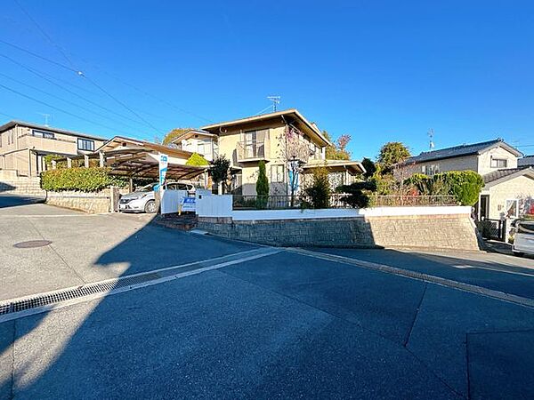 【前面道路】角地のため駐車がしやすく、車のすれ違いも楽々の広さがあります。日当たりも良くうれしいですね。